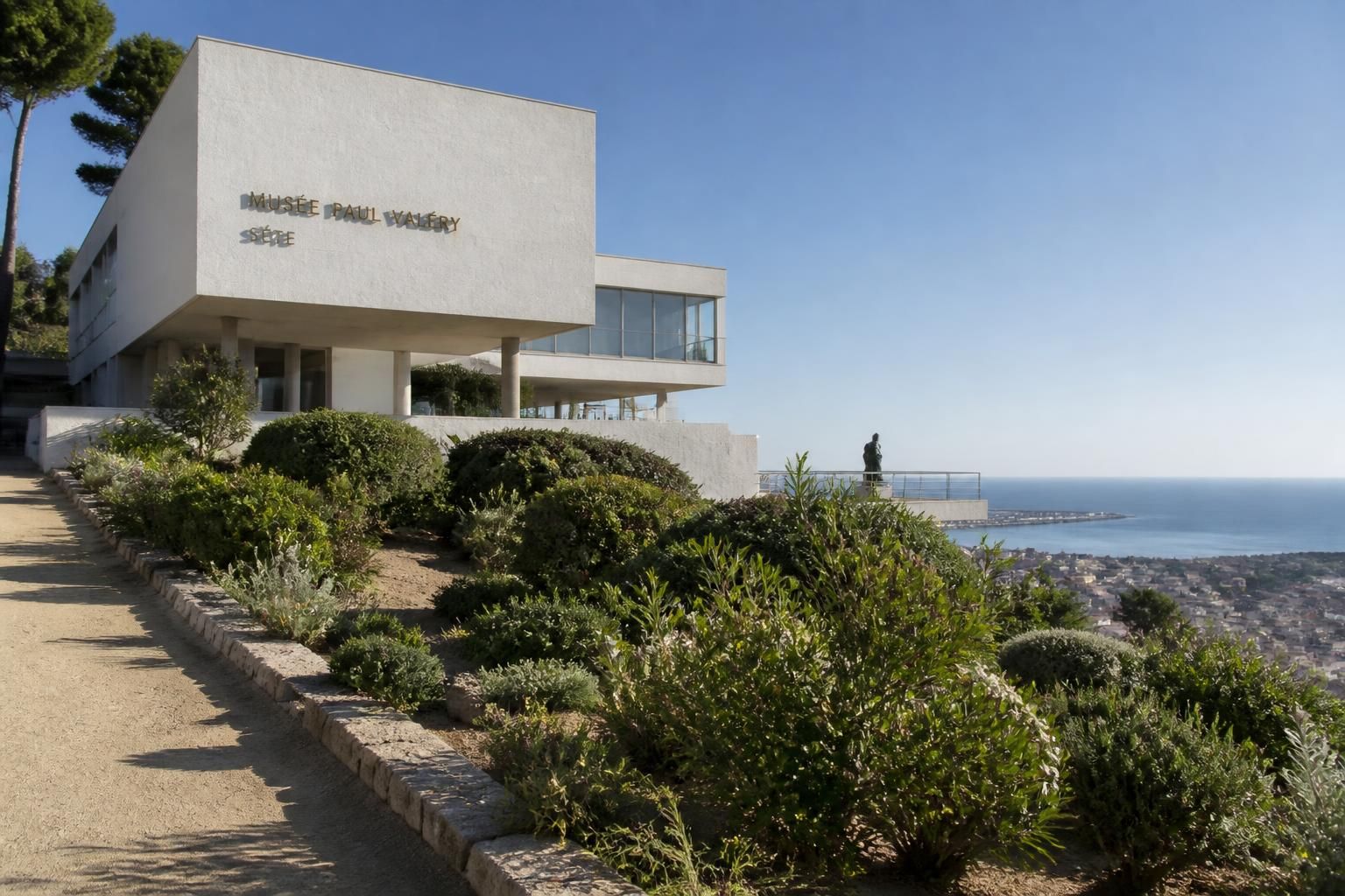 découvrez le musée paul valéry, un lieu unique où l'art et la poésie méditerranéenne se rencontrent pour vous offrir un voyage culturel riche en émotions et en découvertes.