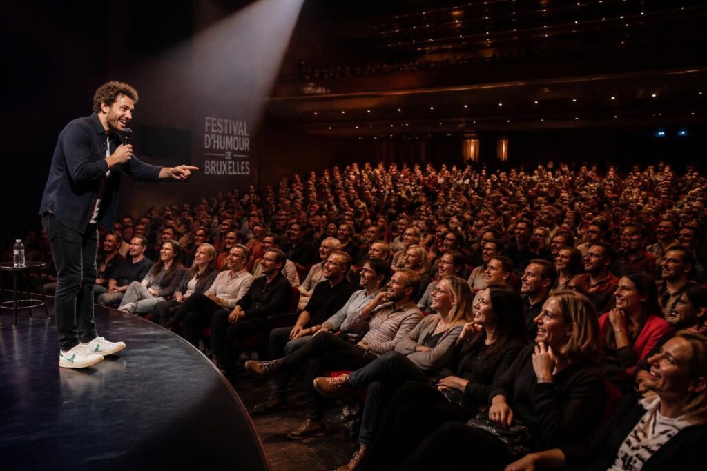 découvrez les raisons pour lesquelles l'humoriste belge conquiert les scènes francophones avec son style unique et son humour captivant.