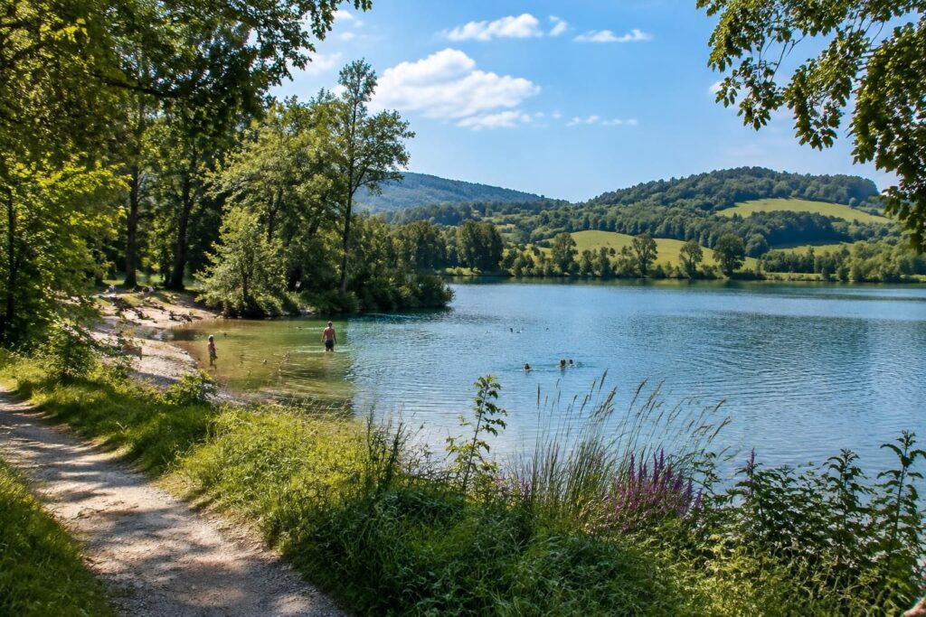 profitez du lac du carla-bayle en ariège : baignade, détente et balades au cœur d’un cadre naturel paisible.